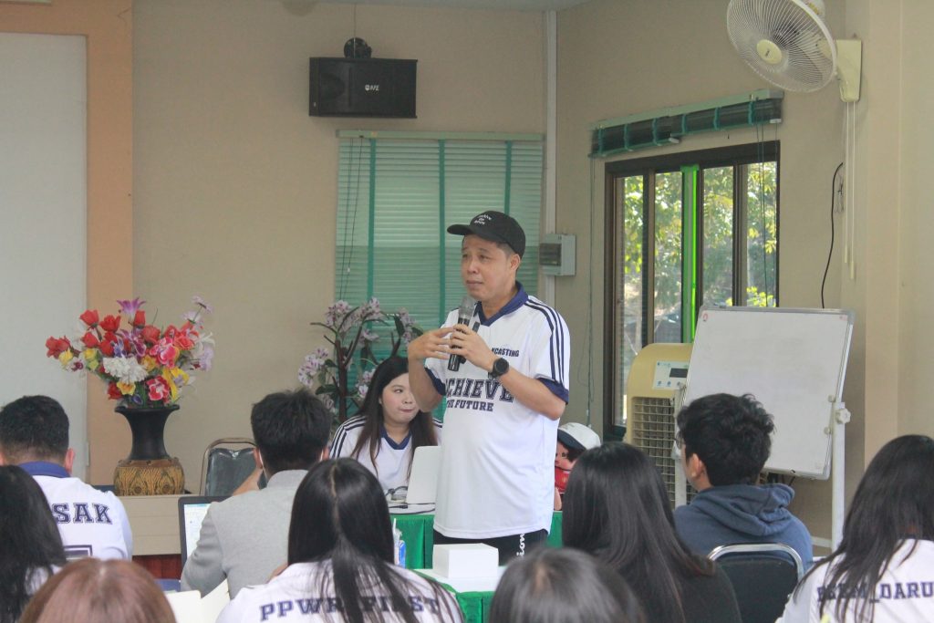 ผู้บริหาร K Casting กล่าวต่อที่ประชุมกลยุทธ์องค์กรสำหรับพนักงานระดับบริหาร